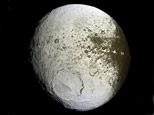 saturn's moon Iapetus
